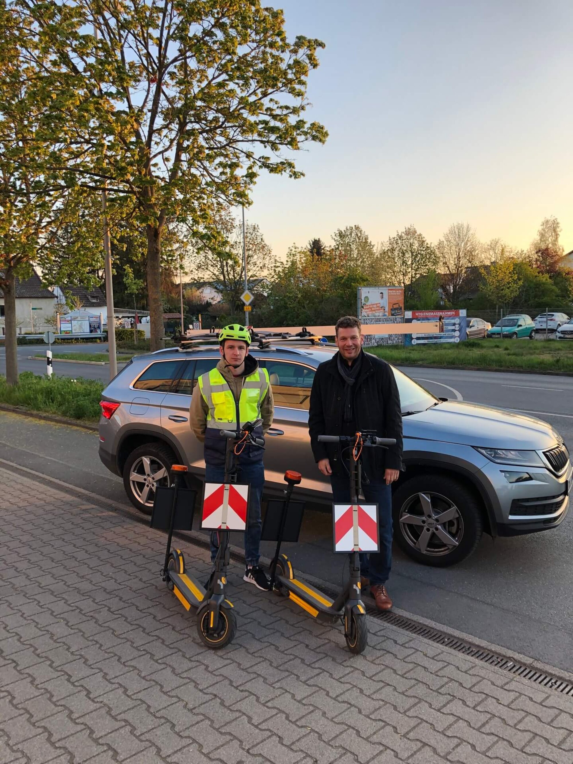 Erfassung vor Ort: Team bereitet Messausrüstung neben einem Fahrzeug vor