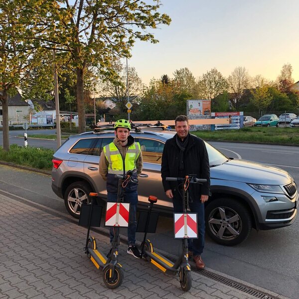 Erfassung vor Ort: Team bereitet Messausrüstung neben einem Fahrzeug vor