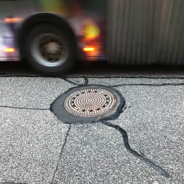 Risse in der Fahrbahnoberfläche