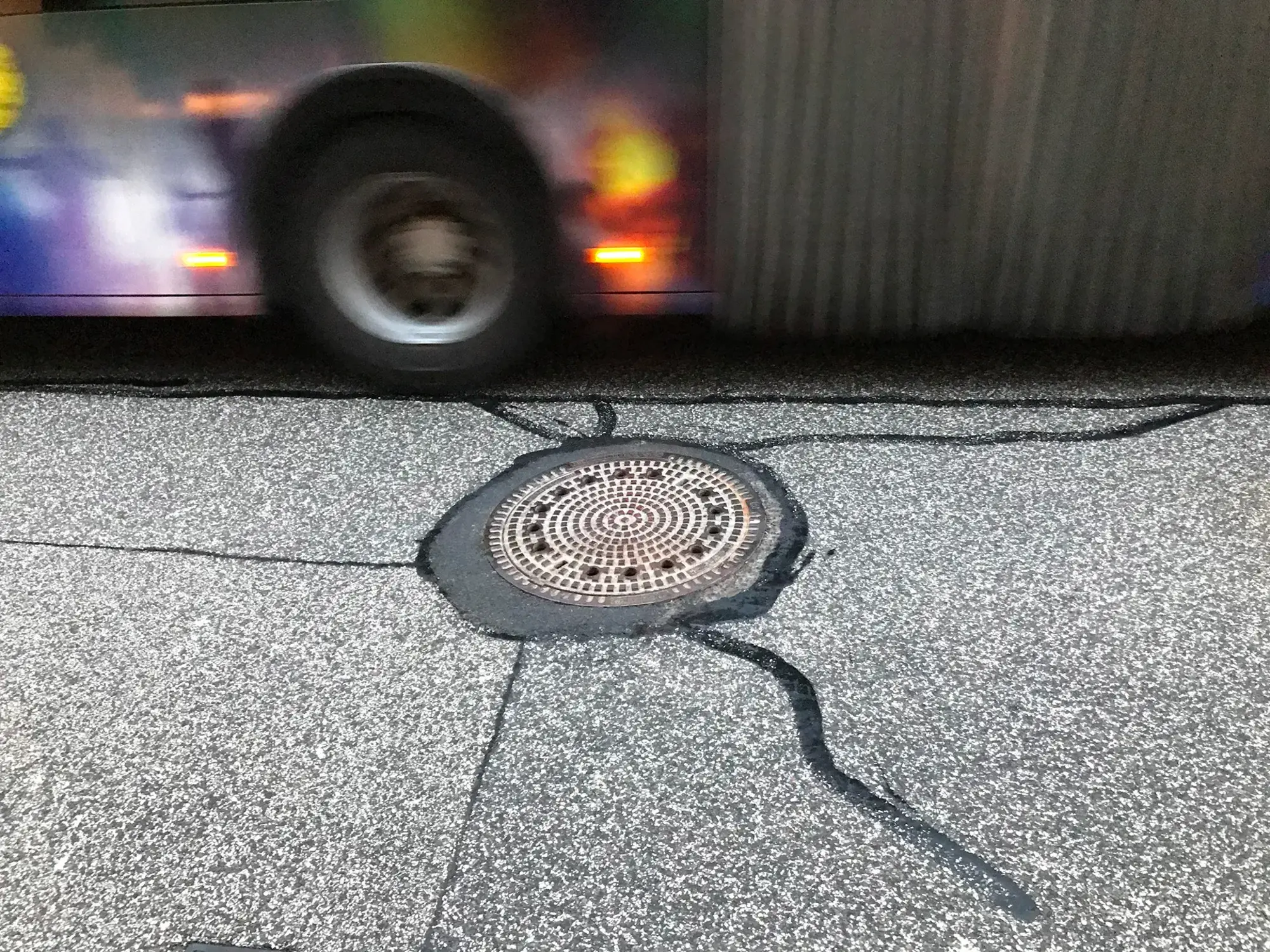Risse in der Fahrbahnoberfläche