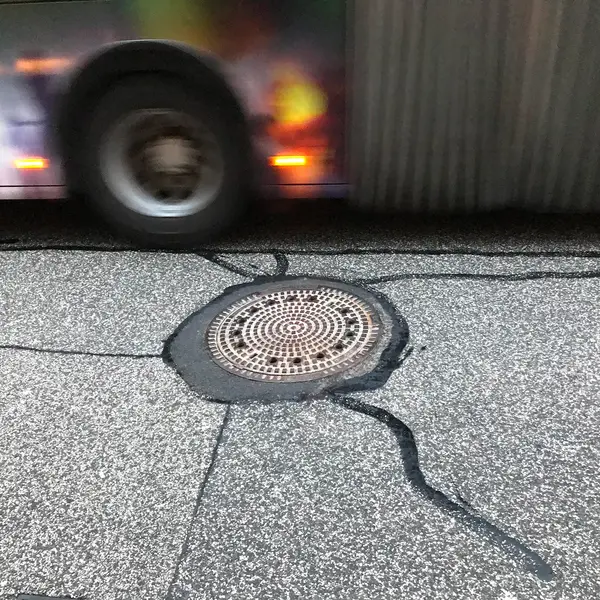 Risse in der Fahrbahnoberfläche