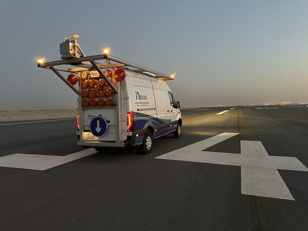 Vermessungsfahrzeug im Einsatz auf einem Rollfeld