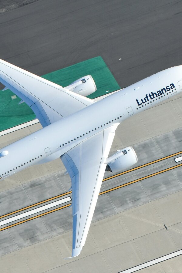 Flugzeug auf dem Vorfeld eines Flughafens