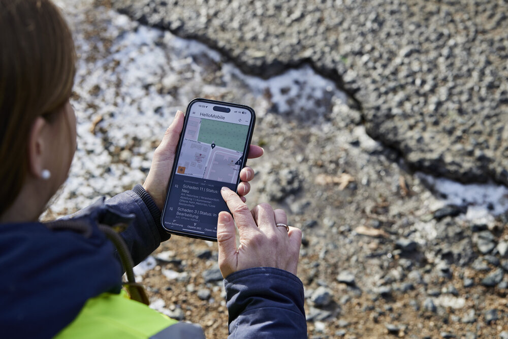 Schadensaufnahme vor Ort mit der mobilen App von ONE.byHeller