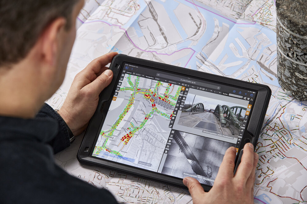 Auswertung von Zustandsdaten und Kartenansicht in ONE.byHeller auf einem Tablet