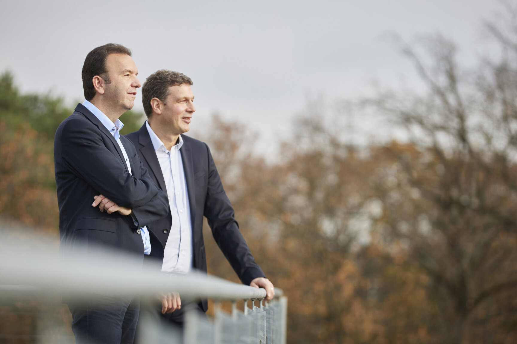 Geschäftsführung der HELLER Ingenieurgesellschaft im Gespräch im Außenbereich
