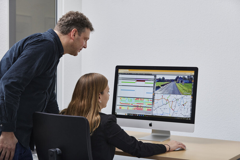 Person zeigt Analyse von Streckenbildern und Zustandsdaten in ONE.byHeller am Desktop