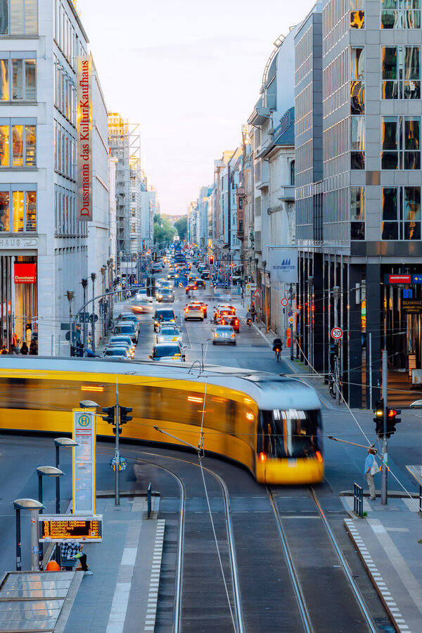 Straßenbahn auf Gleisen in einer Innenstadt