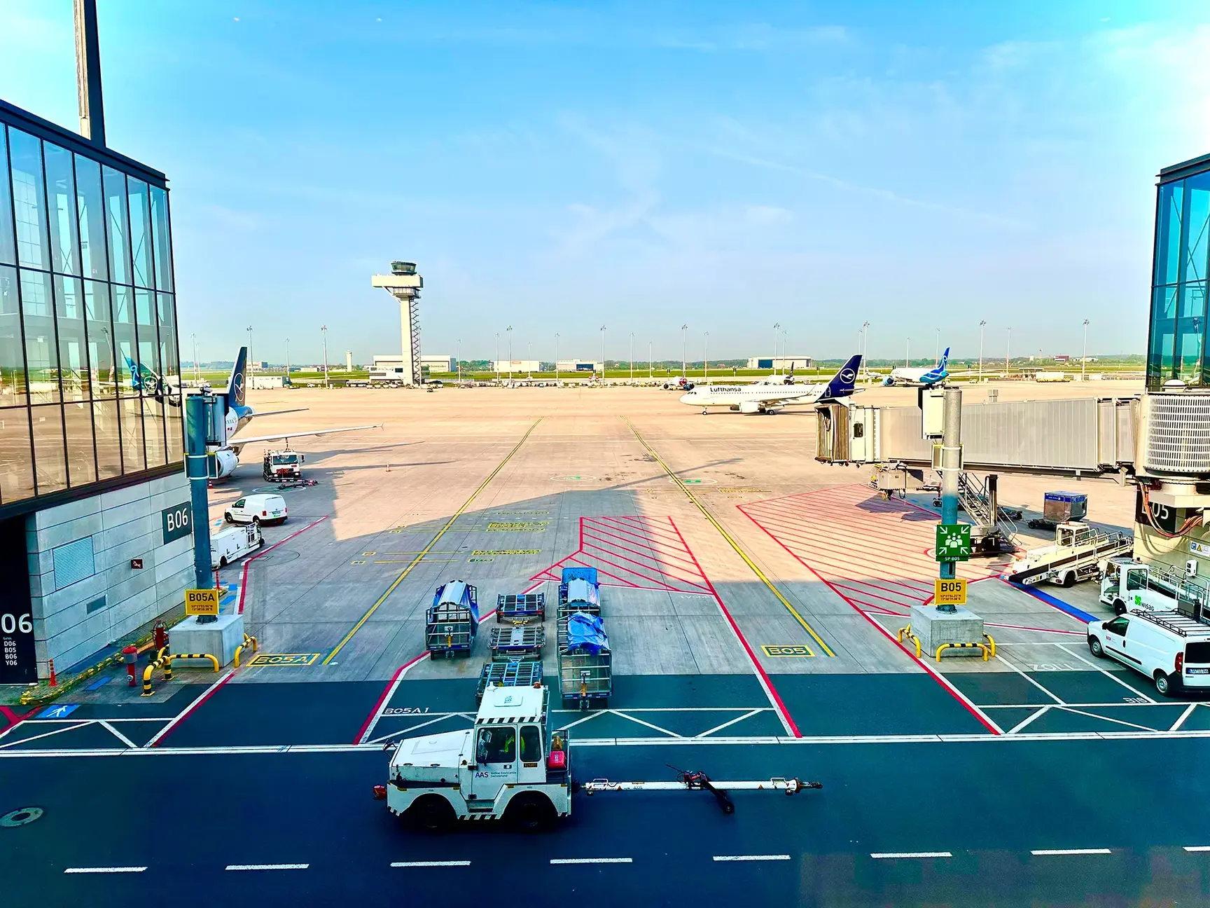 Flughafen-Vorfeld mit Fahrzeugen und Abstellpositionen