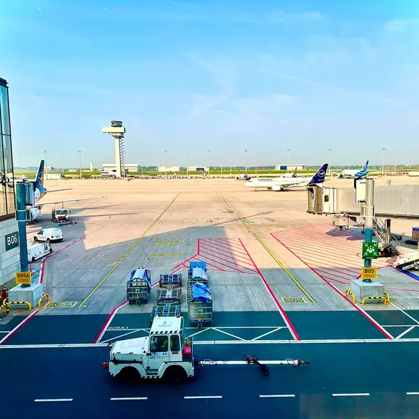 Flughafen-Vorfeld mit Fahrzeugen und Abstellpositionen